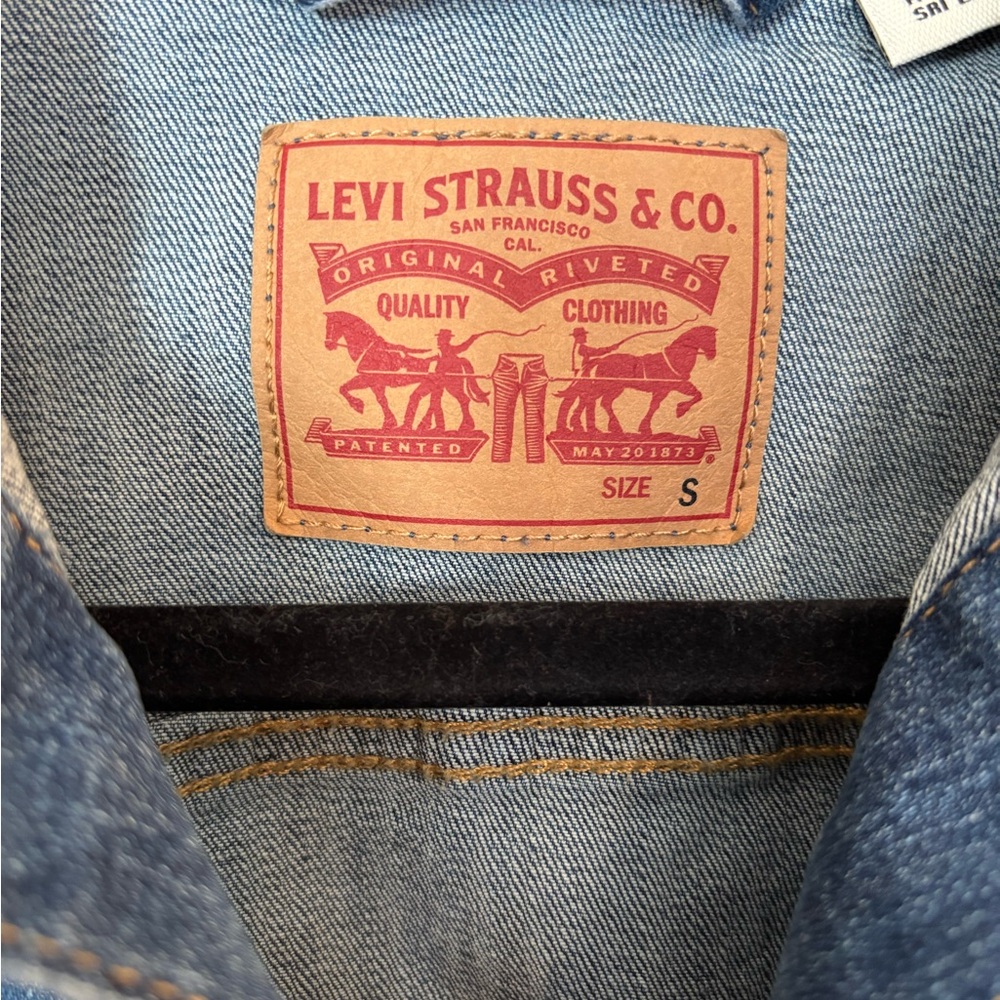 Levi's Women's Trucker Denim Jacket medium wash. - Picture 3 of 9